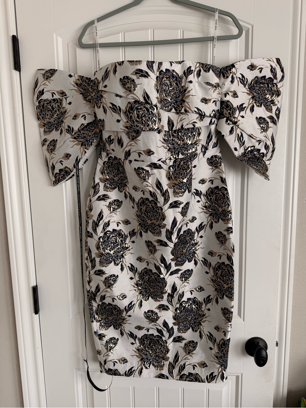 Off-Shoulder Floral Jacquard Dress In White And Gold
